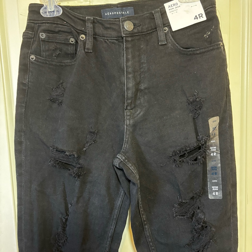 NWT Aeropostale women’s black high rise distressed ripped mom Jean size 4 B8 - Picture 2 of 9